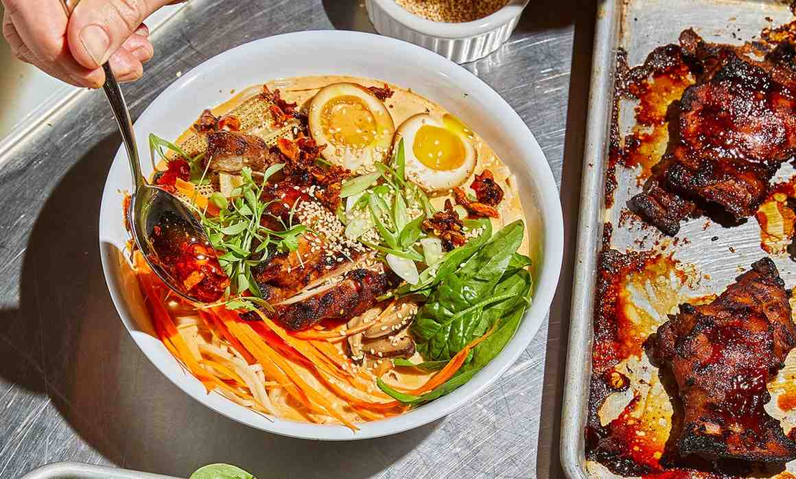 Feuriges Creme-Ramen mit Char Sui Huhn und Geräucherter Makrelenfond
